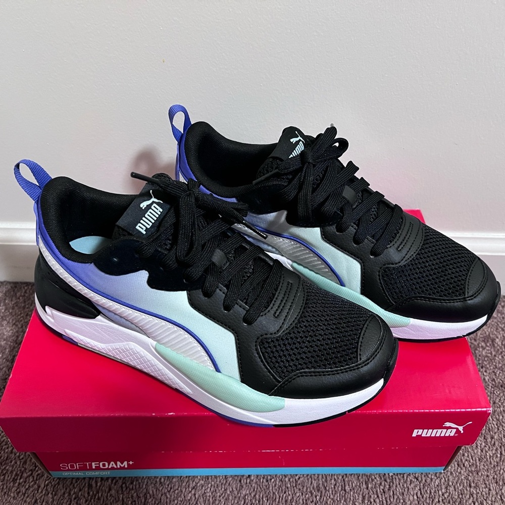 Woman’s puma sneaker 9.5 in size multi color